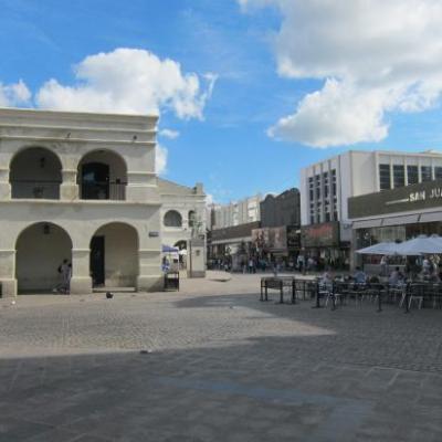 Bâtiment colonial sur la place du 9 juillet