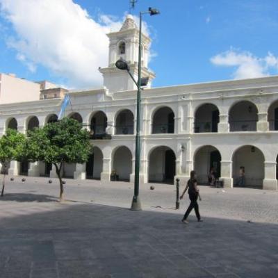 Bâtiment colonial sur la place du 9 juillet