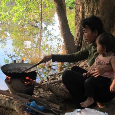 Cambodgienne faisant griller des amandes