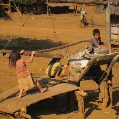 préparation de la farine de maïs par les enfants Hmong