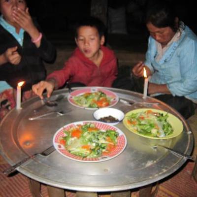 Dîner, avec les mains et avec notre famille d'accueil