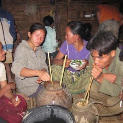dégustation d'alcool de riz artisanal avec les villageois pour fêter l'achat d'un nouveau tracteur