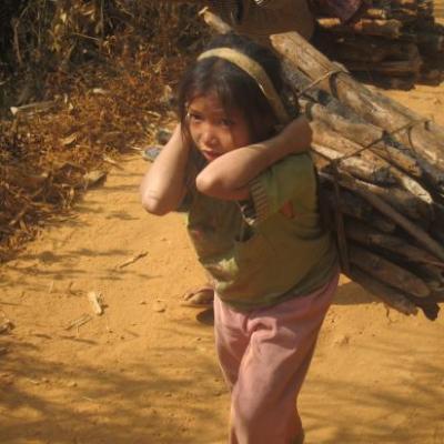 Petite fille d'une minorité laotienne qui porte le bois pour la cuisine sur plusieurs kms