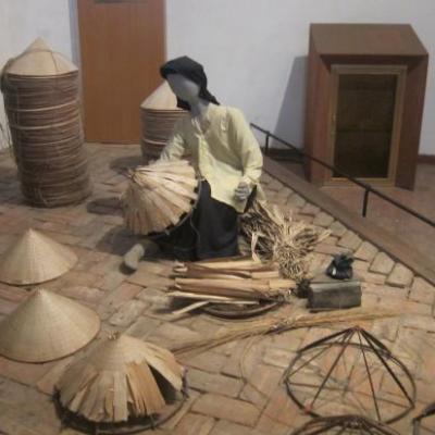 La fabrication des chapeaux coniques, emblème du Vietnam