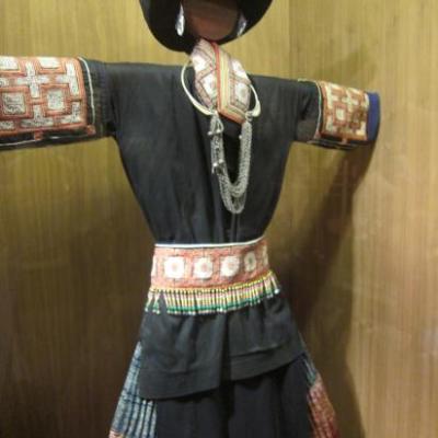 Tenue traditionnelle de la minorité hmong - spécial dédicace Isabelle H.