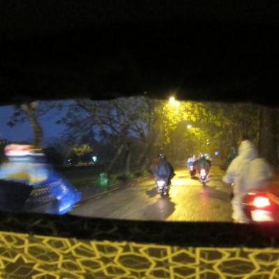 Vue depuis un pousse pousse sous la pluie a Hue