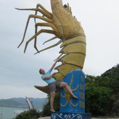Julia en pince pour la crevette geante kitsch de l'aquarium de Nha Trang
