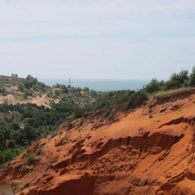 Vue plongeante sur la riviere enchantee de Mui Ne