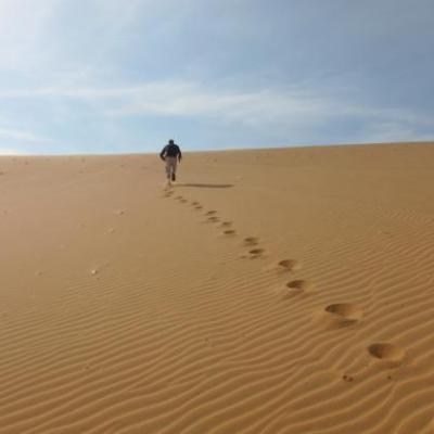 Je marche seul... (dunes de Mui Ne)