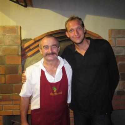 Gils au restaurant des "trois gourmands" a Saigon (repas de Noel)