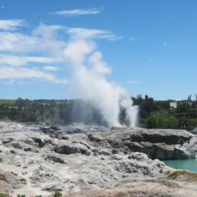 geysers et sources d eau chaude dans un village Maori