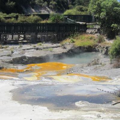 geysers et sources d eau chaude dans un village Maori