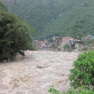 Urubamba et la ville d'Aguas Calientes (au fond)