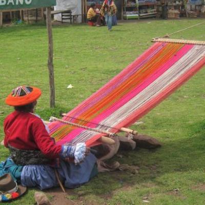Tissage de l'alpaga sur un métier traditionnel en bois (village de Chinchero)