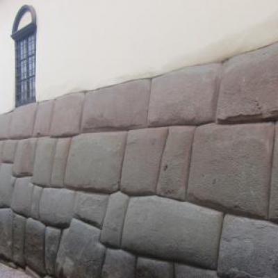 Rue Triunfo (bâtiments coloniaux construits sur les ruines des édifices incas)